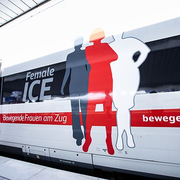 ICE mit Logo des DB-Frauennetzwerks am Bahnsteig