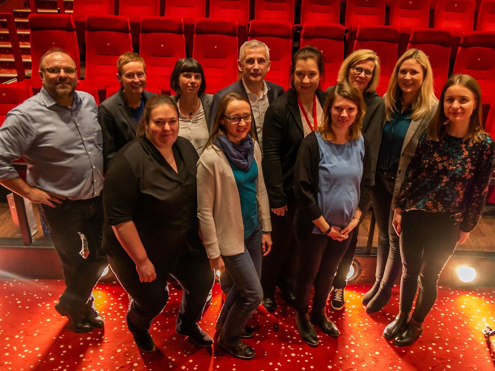 Teilnehmende der Podiumsdiskussion und Organisationsteam am Kinoabend „Die stille Revolution“