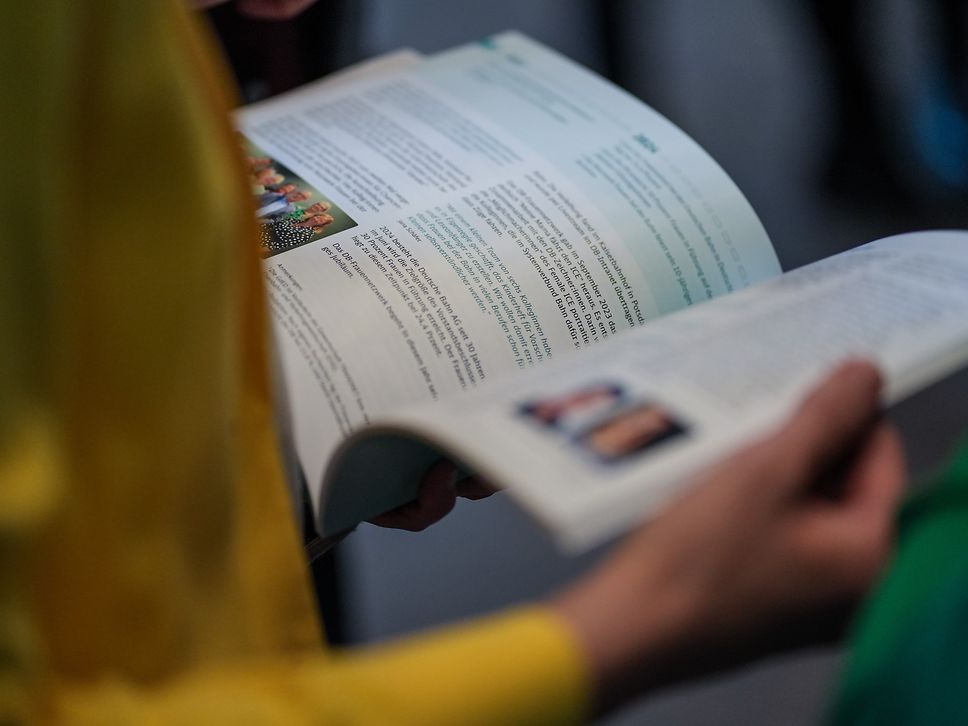 Die aufgeschlagene Festschrift der Frauen bei der Bahn