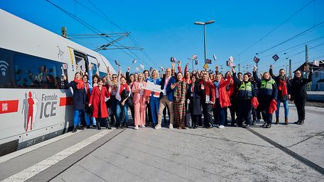 Female ICE - Gruppenbild der Mitreisenden auf dem Bahnsteig