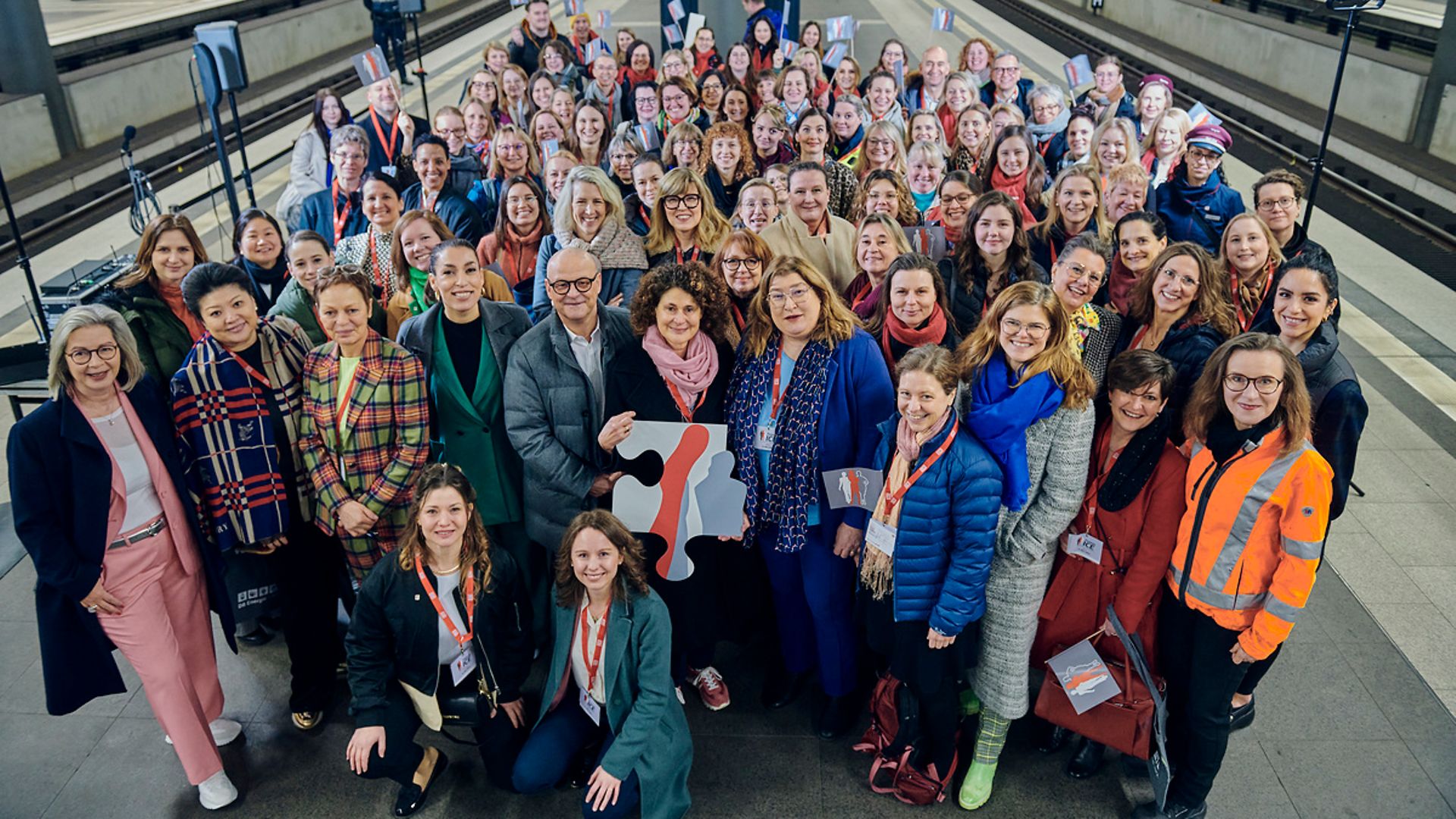 Female ICE - Gruppenfoto vom Eröffnungsevent im Berliner Hauptbahnhof