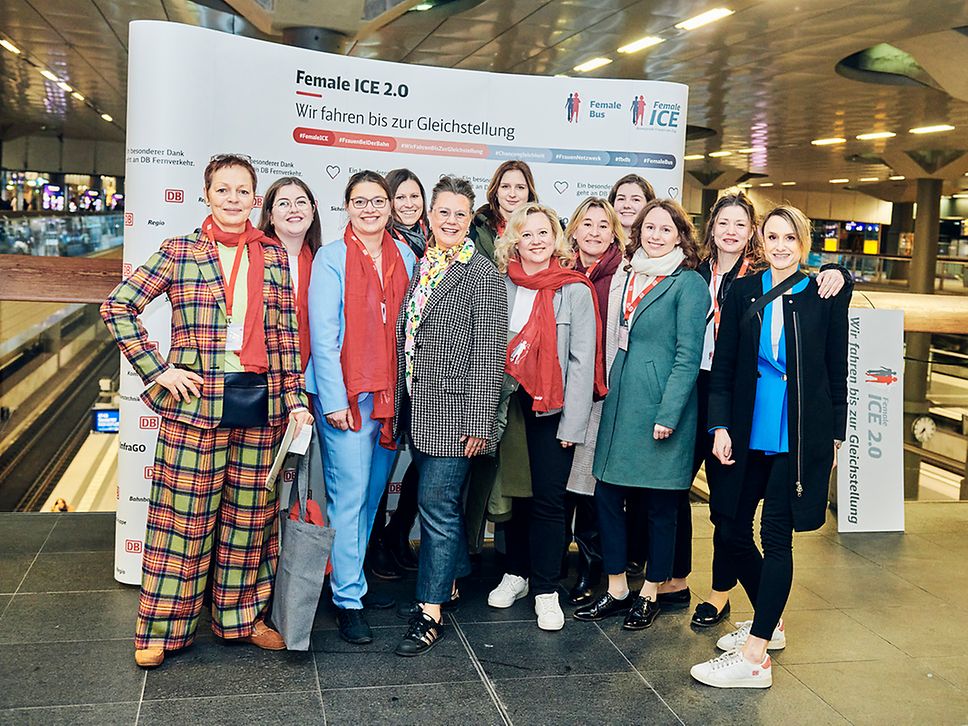 Das Organisationsteam des Female ICE am Berliner Hauptbahnhof