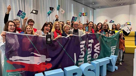 Fahne mit Diversity-Logo am Weltfrauentag 2025