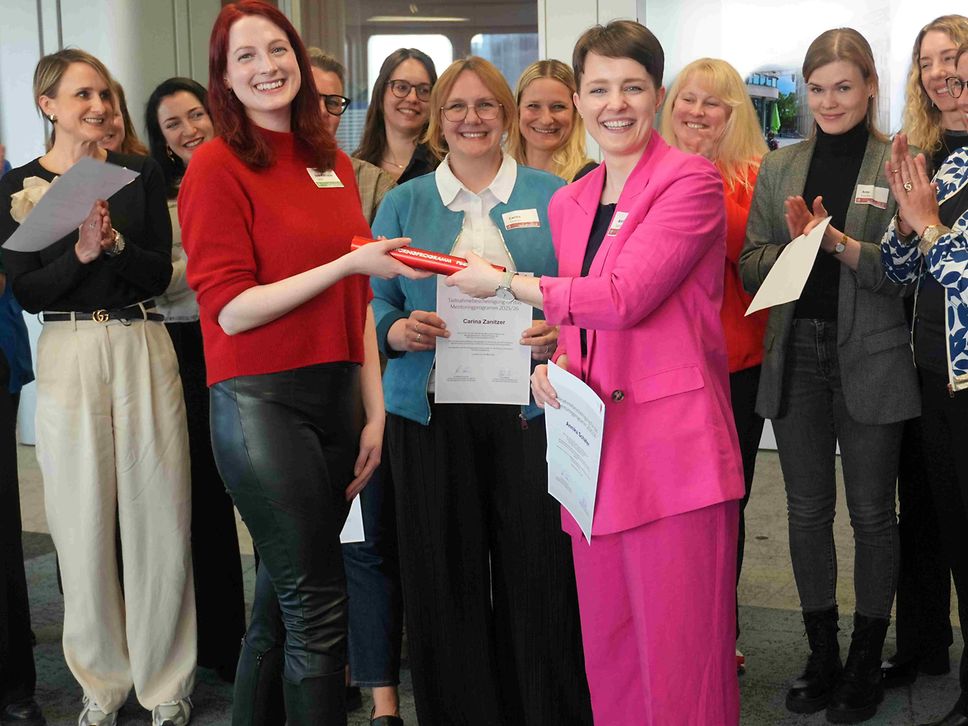 Staffelstab-Übergabe bei Mentoringprogramm Frauen bei der Bahn